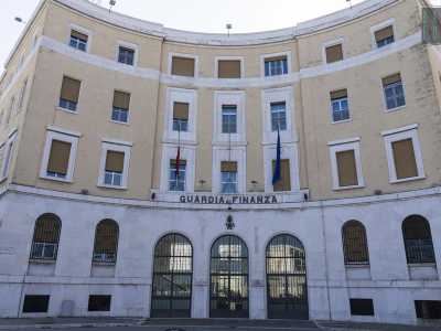 Non ci resta ora per completezza che andare a �visitare� gli ultimi edifici monumentali di corso Vittorio Veneto. Il primo � la caserma �Macchi� della Guardia di Finanza: progettata nel 1933 dall�architetto Saverio Dioguardi ha una particolare struttura concava ed � di colore bianco e giallo ocra (foto di Gennaro Gargiulo)